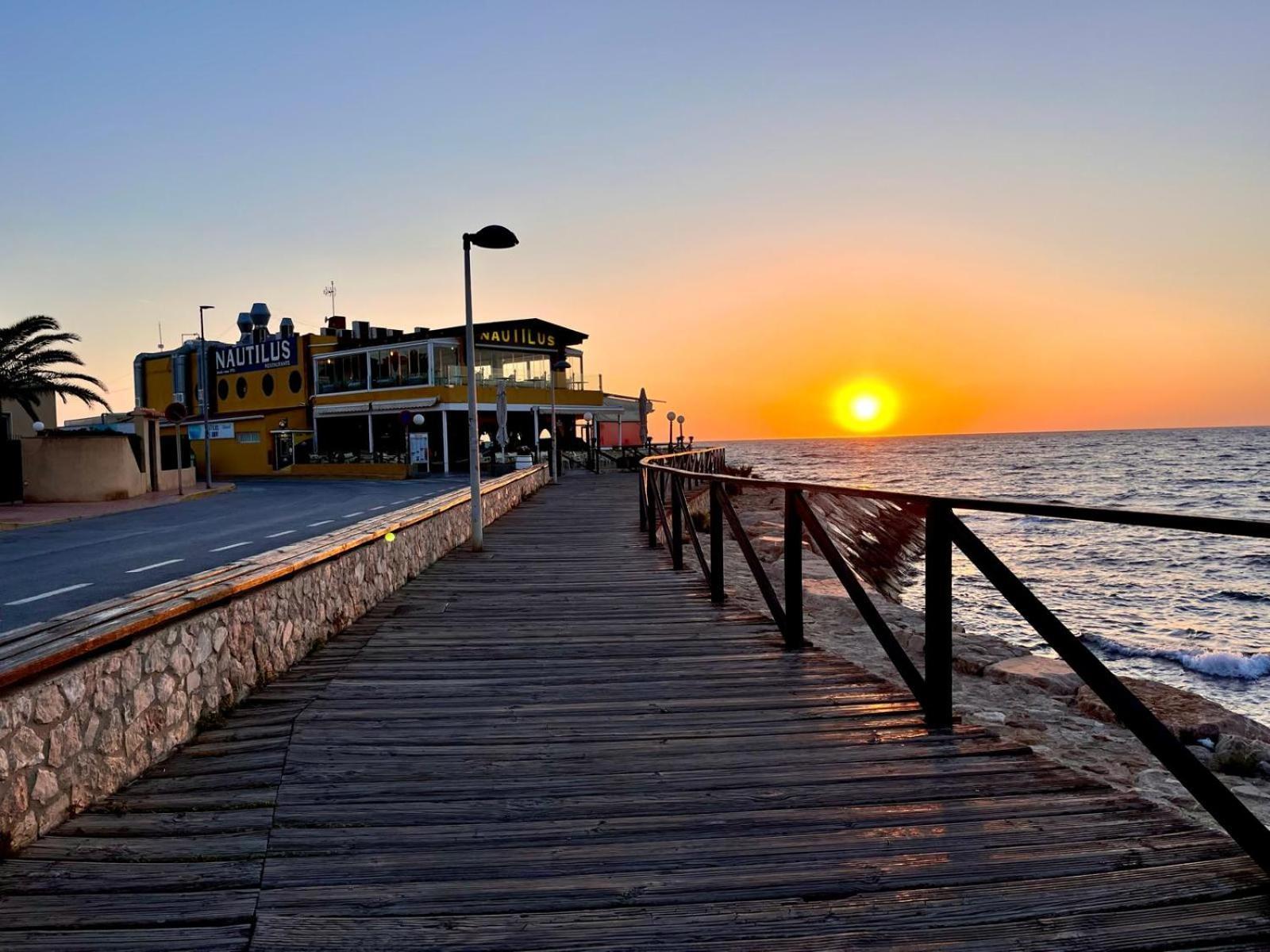 Sea View Apartment Beach Front Punta Prima Торрев'єха Екстер'єр фото